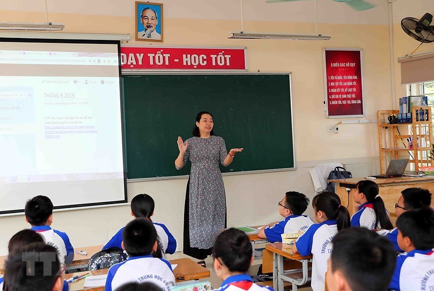 Вьетнамские учителя светятся в Аозаи hinh anh 10