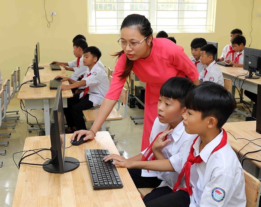 Вьетнамские учителя светятся в Аозаи hinh anh 12