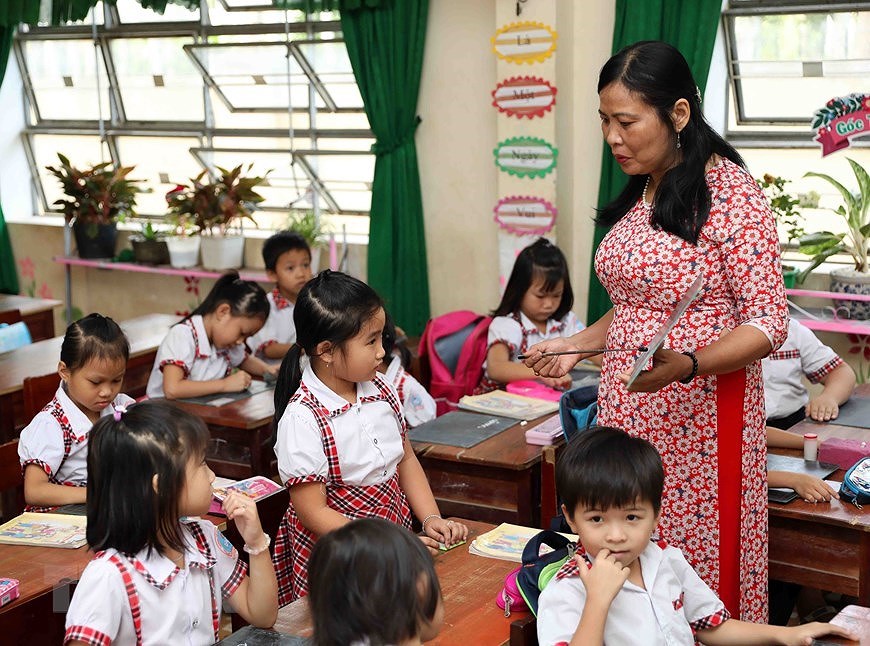 Вьетнамские учителя светятся в Аозаи hinh anh 4