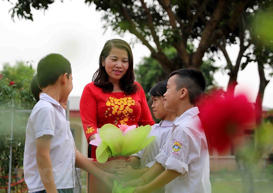 Вьетнамские учителя светятся в Аозаи hinh anh 5
