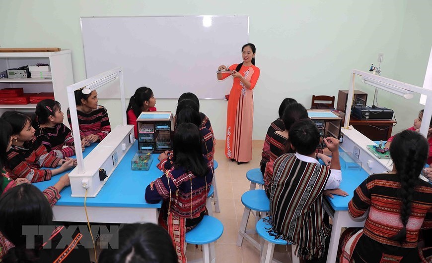 Вьетнамские учителя светятся в Аозаи hinh anh 8