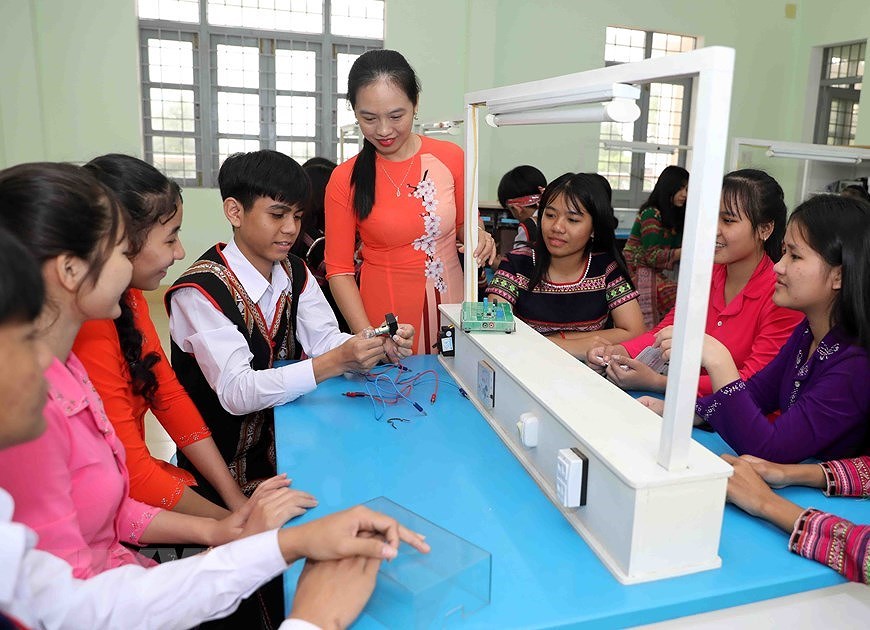 Вьетнамские учителя светятся в Аозаи hinh anh 9