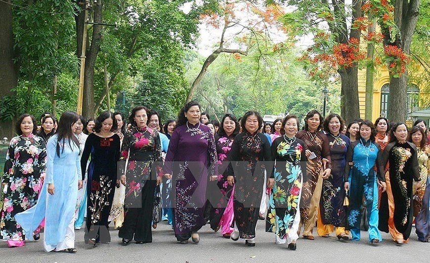 Вьетнамские женщины подтверждают свою значительную роль в обществе hinh anh 1