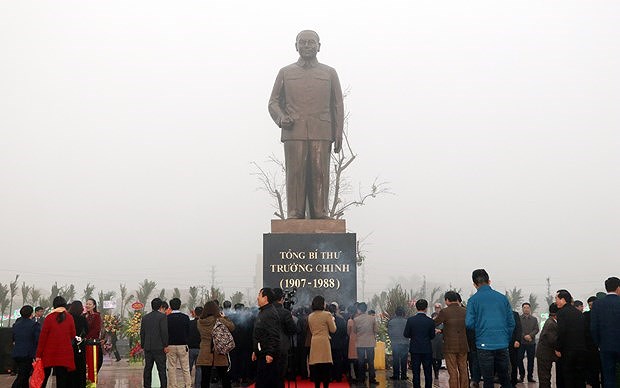 Статуя покоиного лидера партии была открыта в Намдине hinh anh 1