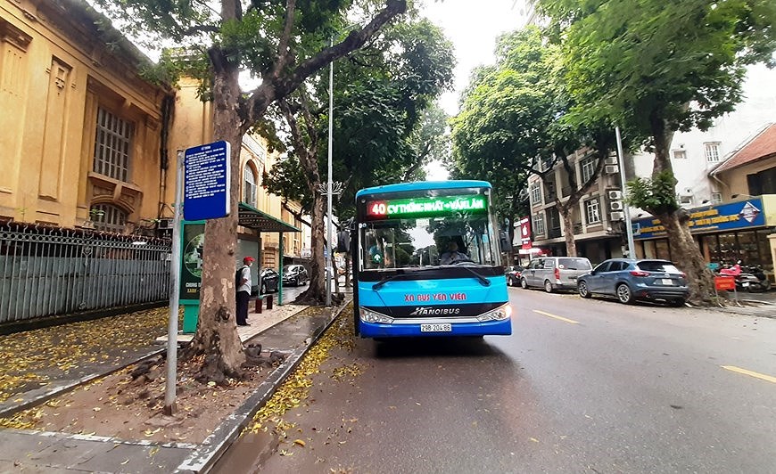 Автобусы в Ханое были практически пустыми в первыи день после восстановления работы общественного транспорта hinh anh 1