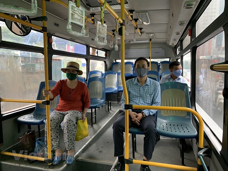 Автобусы в Ханое были практически пустыми в первыи день после восстановления работы общественного транспорта hinh anh 5