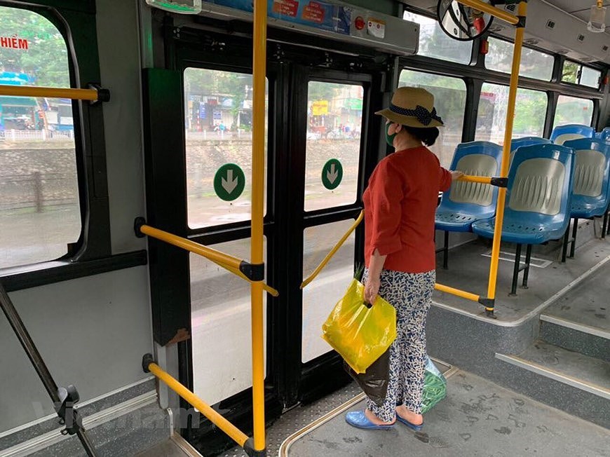 Автобусы в Ханое были практически пустыми в первыи день после восстановления работы общественного транспорта hinh anh 6