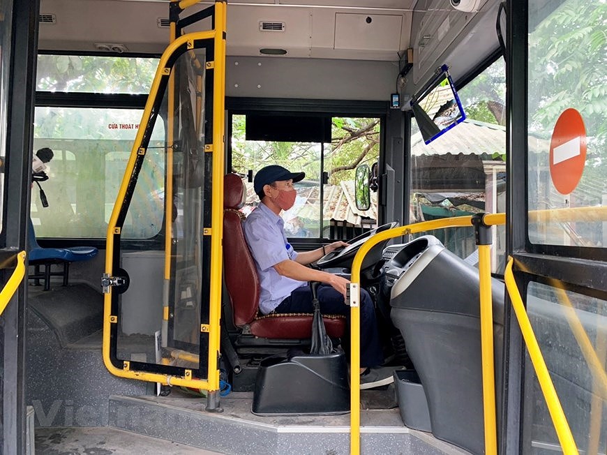 Автобусы в Ханое были практически пустыми в первыи день после восстановления работы общественного транспорта hinh anh 7