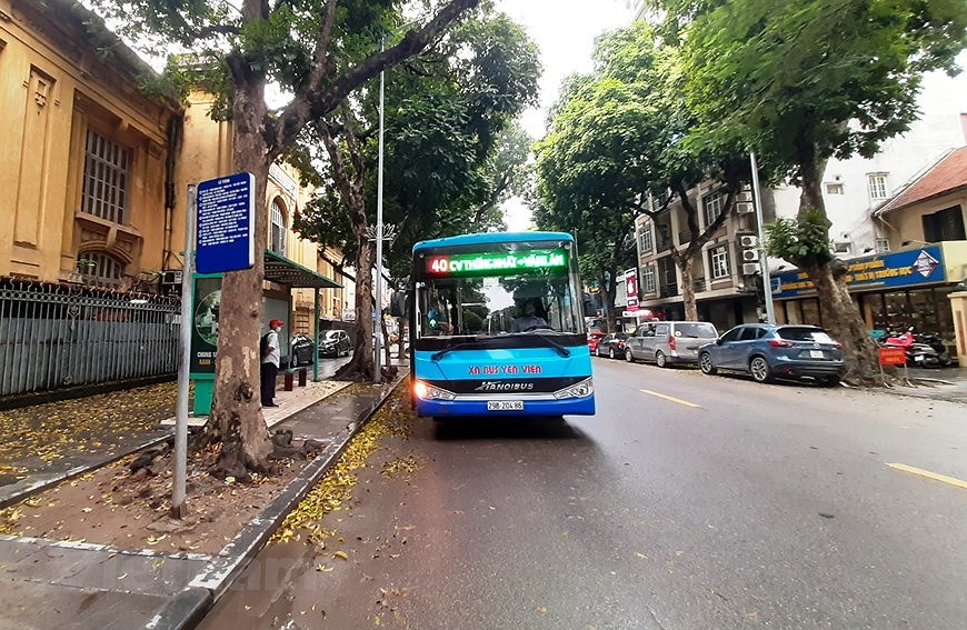 Автобусы в Ханое были практически пустыми в первыи день после восстановления работы общественного транспорта hinh anh 8