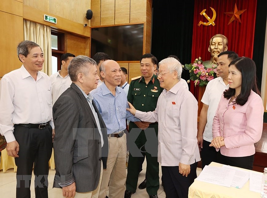 Генеральныи секретарь ЦК КПВ, президент Вьетнама встретился с избирателями Ханоя hinh anh 14