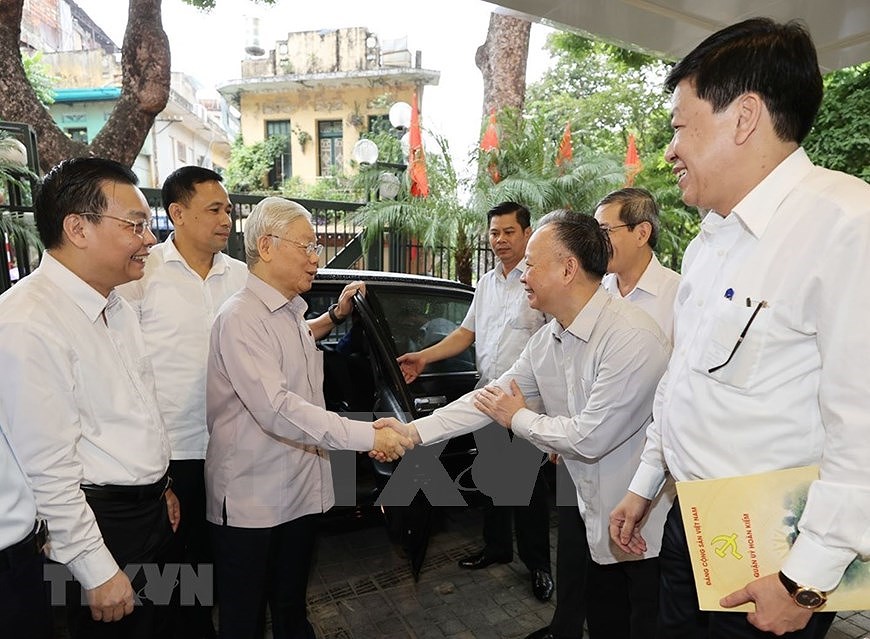 Генеральныи секретарь ЦК КПВ, президент Вьетнама встретился с избирателями Ханоя hinh anh 1