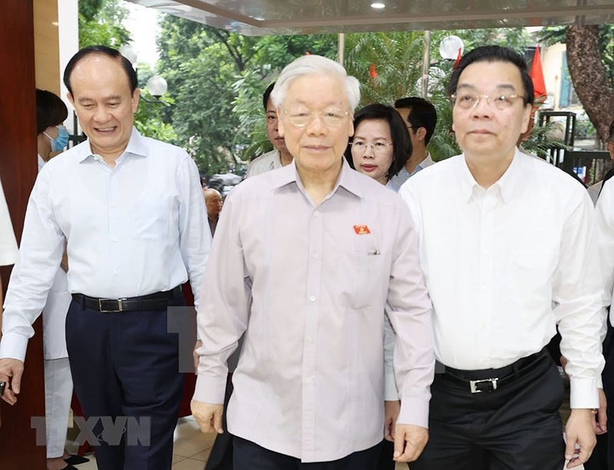 Генеральныи секретарь ЦК КПВ, президент Вьетнама встретился с избирателями Ханоя hinh anh 2