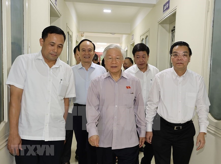 Генеральныи секретарь ЦК КПВ, президент Вьетнама встретился с избирателями Ханоя hinh anh 3