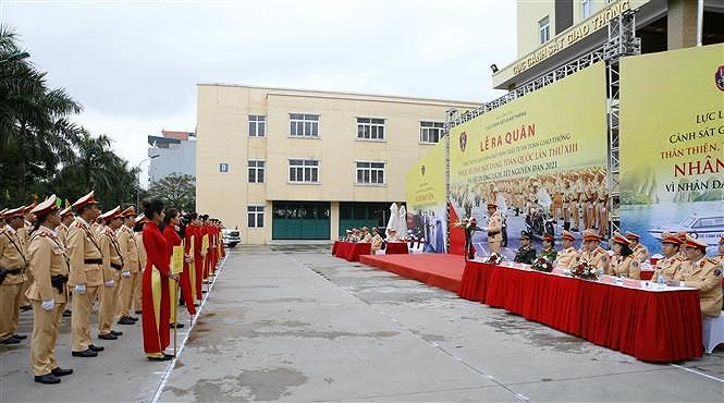 Дорожная полиция запускает кампанию по обеспечению безопасности к XIII всевьетнамскому съезду КПВ hinh anh 1