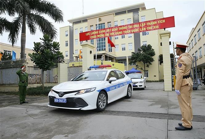 Дорожная полиция запускает кампанию по обеспечению безопасности к XIII всевьетнамскому съезду КПВ hinh anh 3