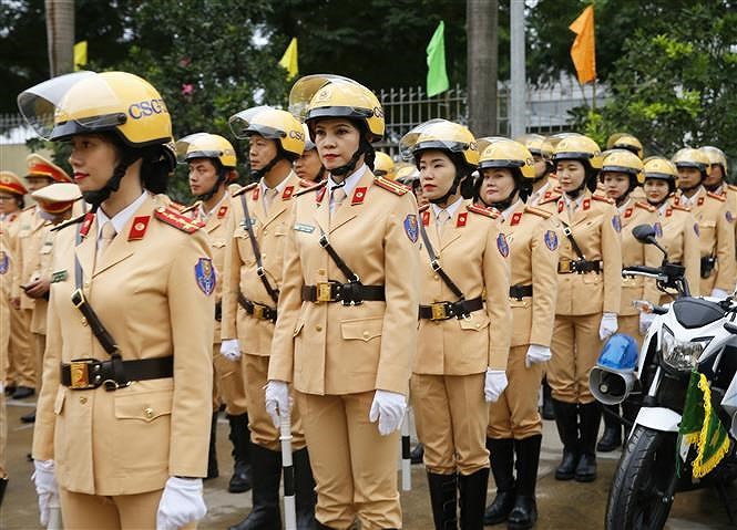 Дорожная полиция запускает кампанию по обеспечению безопасности к XIII всевьетнамскому съезду КПВ hinh anh 6