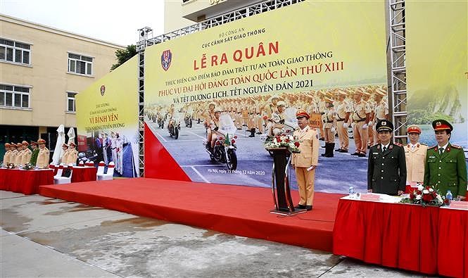 Дорожная полиция запускает кампанию по обеспечению безопасности к XIII всевьетнамскому съезду КПВ hinh anh 8