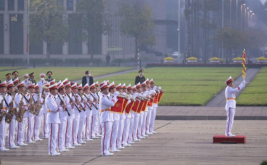 Делегаты XIII всевьетнамского съезда КПВ почтили память президента Хо Ши Мина hinh anh 6