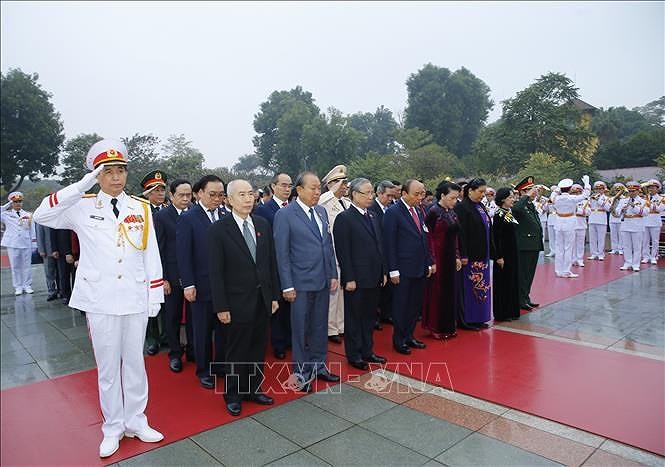 Делегаты XIII всевьетнамского съезда КПВ почтили память президента Хо Ши Мина hinh anh 8