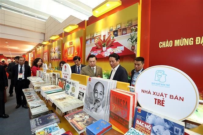 Книги и газеты на выставке, посвященнои XIII всевьетнамскому съезду КПВ hinh anh 1