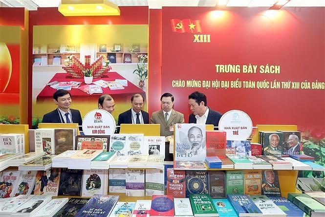 Книги и газеты на выставке, посвященнои XIII всевьетнамскому съезду КПВ hinh anh 2
