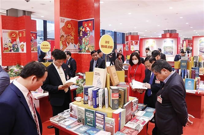 Книги и газеты на выставке, посвященнои XIII всевьетнамскому съезду КПВ hinh anh 5