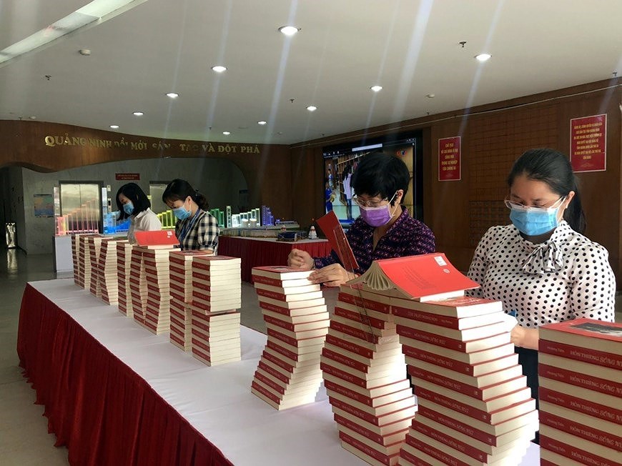 Книги, посвященные выборам, выставлены в провинции Куангнинь hinh anh 2