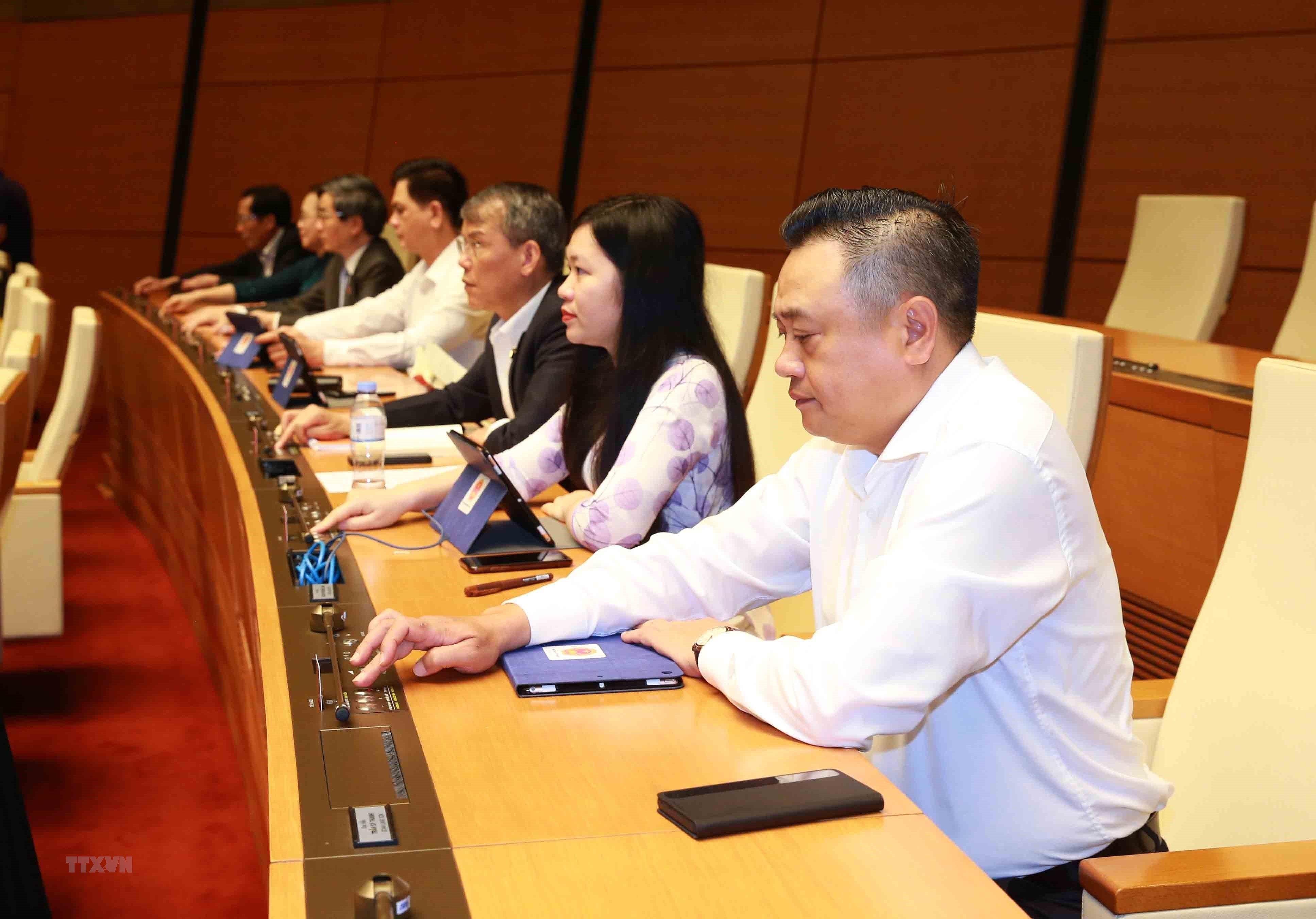 Quoc hoi phe chuan de nghi bo nhiem mot so Pho Thu tuong, Bo truong hinh anh 10
