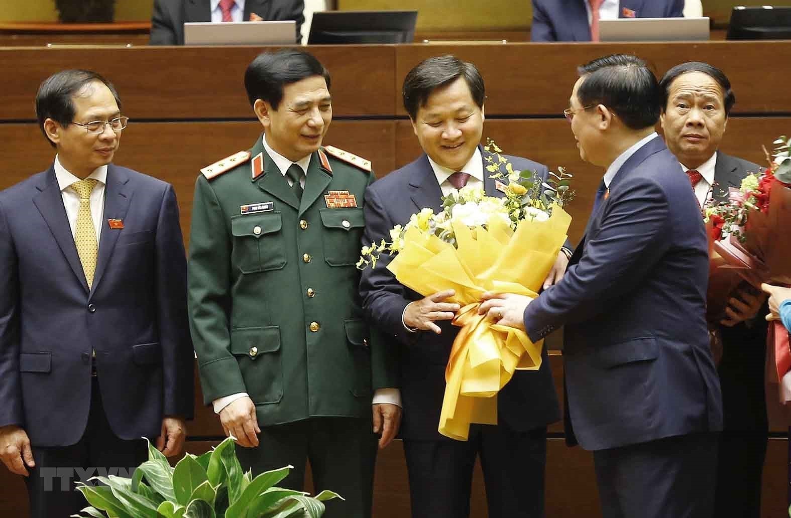 Quoc hoi phe chuan de nghi bo nhiem mot so Pho Thu tuong, Bo truong hinh anh 16