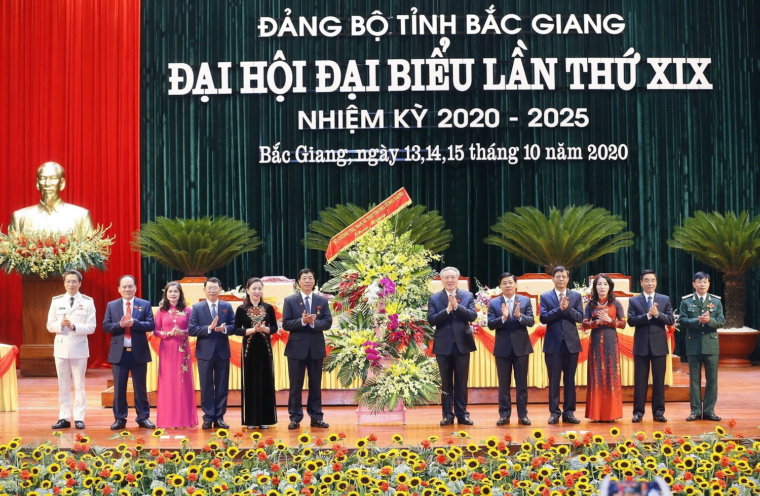 [Photo] Khai mac Dai hoi dai bieu Dang bo tinh Bac Giang lan thu XIX hinh anh 8