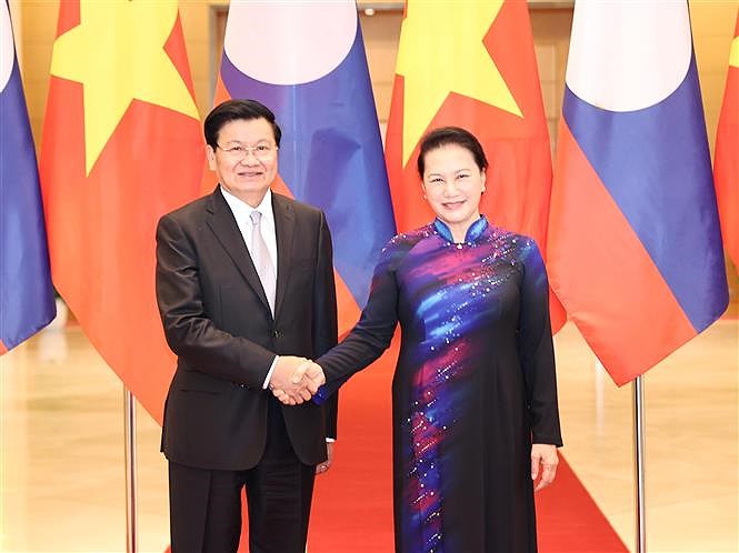 组图：越南国会主席阮氏金银会见老挝总理通论•西苏里 hinh anh 1