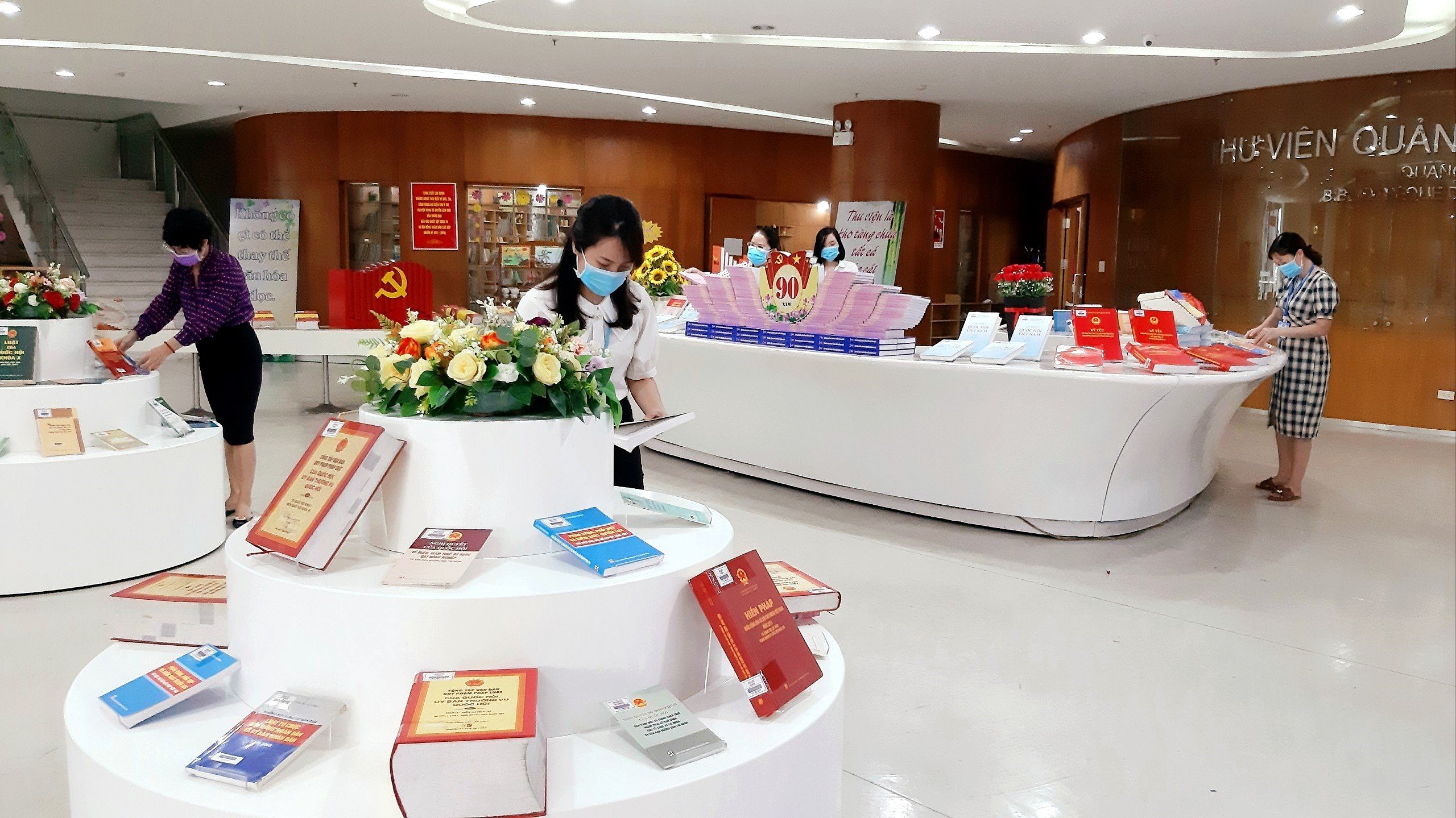 组图：广宁图书馆开放题为“全民选举大节日”的书籍展示厅 hinh anh 3