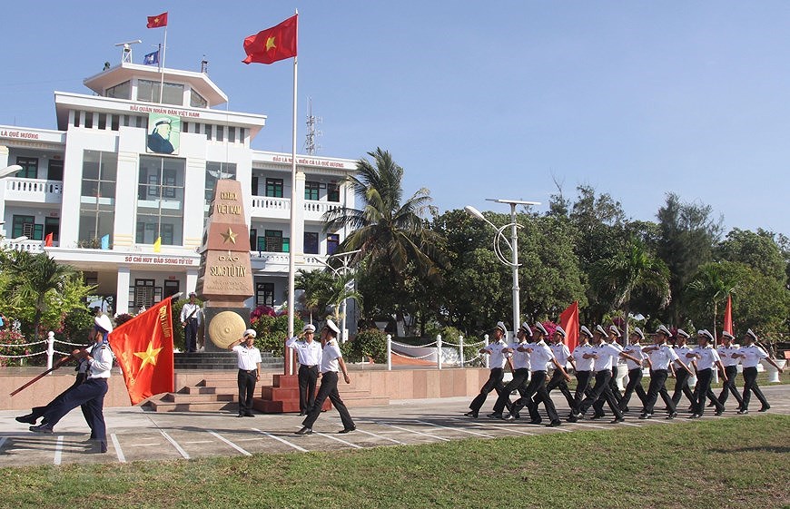 组图：迎风招展的金星红旗给长沙群岛战士注入动力 hinh anh 11