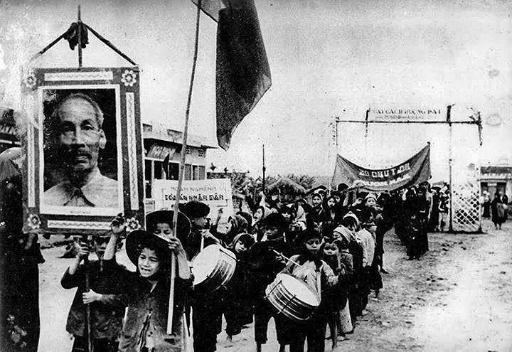 组图：越南共产党90年历史：土地改革-对人民高度负责，消除封建地主的土地占有制度 hinh anh 11