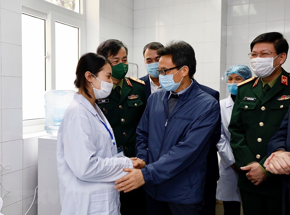 组图：政府副总理武德儋走访新冠疫苗试验志愿者 hinh anh 1