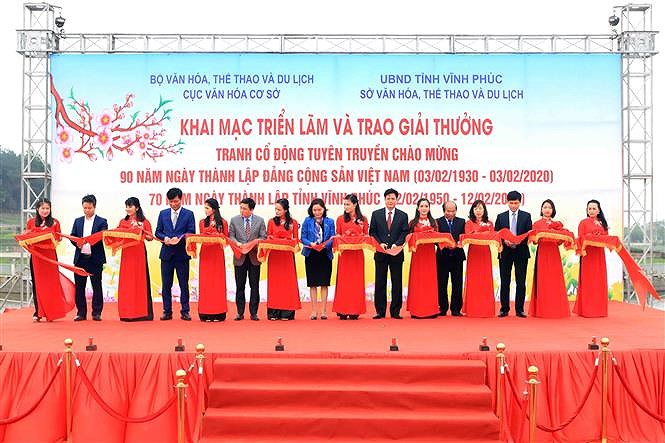 越南共产党建党90周年宣传海报展暨颁奖仪式开幕 hinh anh 1