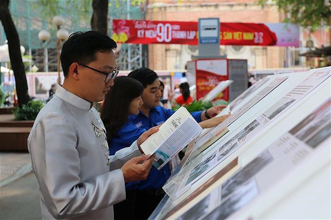 胡志明市举行特别文艺晚会 庆祝越南共产党成立90周年 hinh anh 2