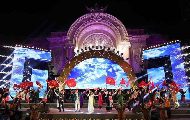 胡志明市举行特别文艺晚会 庆祝越南共产党成立90周年 hinh anh 1