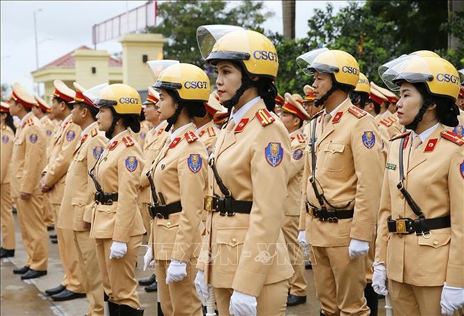 越南交警确保越共十三大期间的交通有序和安全 hinh anh 2