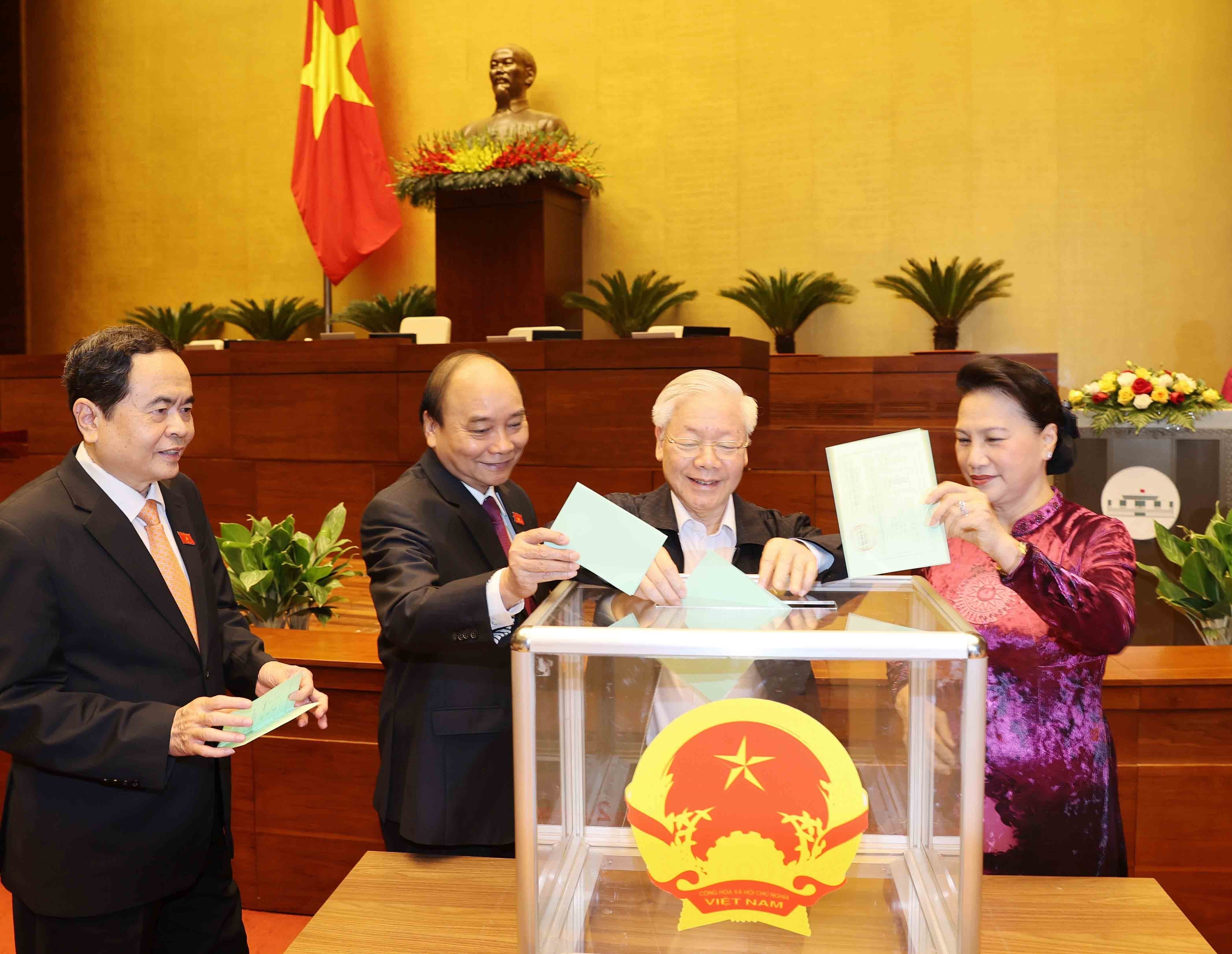 王廷惠同志以98.54%赞成票当选越南国会主席 hinh anh 1