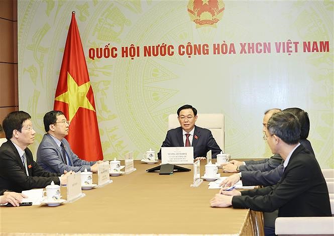 越南国会主席王廷惠与老挝国会主席赛宋蓬·丰威汉通电话 hinh anh 2