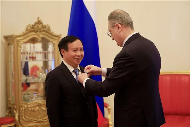 越南驻俄罗斯大使吴德孟荣获俄罗斯“友谊”勋章 hinh anh 1