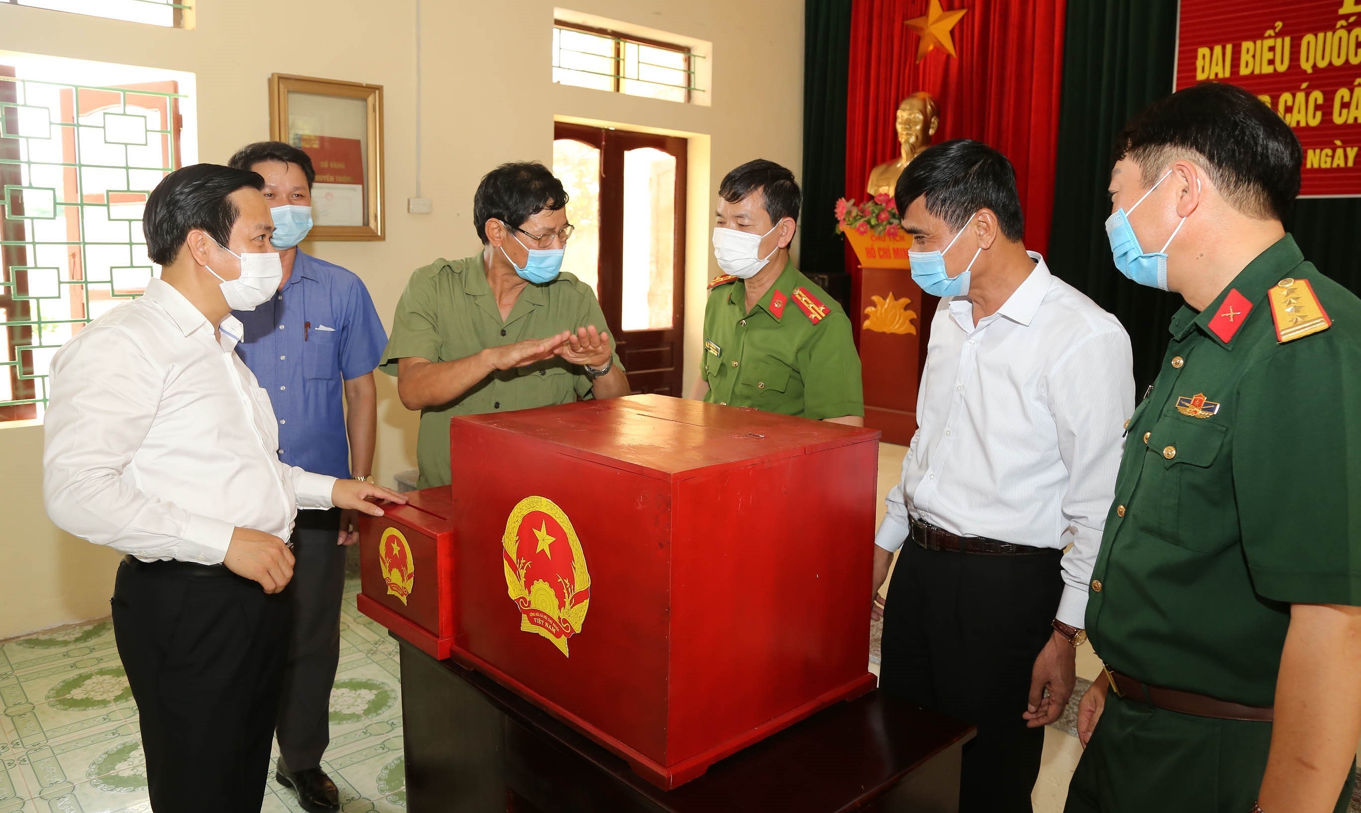 越南国会主席王廷惠主持全国换届选举工作视频会议 hinh anh 2