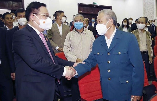 越南国会主席王廷惠与海防市选民接触 hinh anh 1