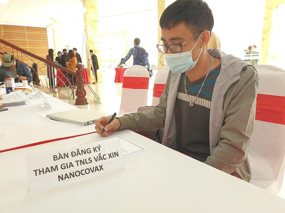 组图：越南招募1万名志愿者参加新冠疫苗第一阶段临床试验 hinh anh 1