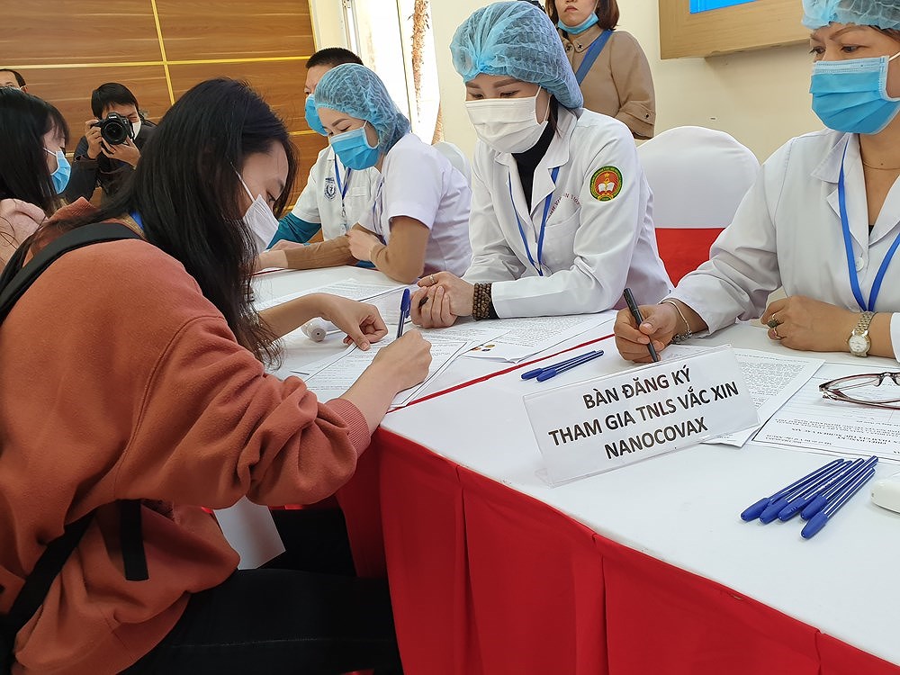 组图：越南招募1万名志愿者参加新冠疫苗第一阶段临床试验 hinh anh 3