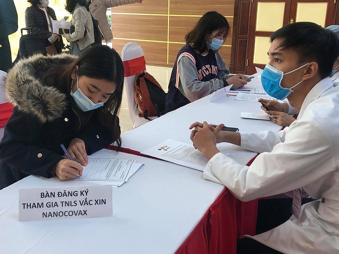 组图：越南招募1万名志愿者参加新冠疫苗第一阶段临床试验 hinh anh 4