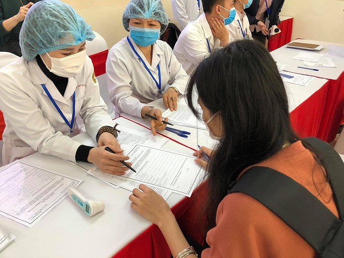 组图：越南招募1万名志愿者参加新冠疫苗第一阶段临床试验 hinh anh 5