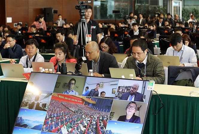 Hundreds of reporters cover 13th National Party Congress' opening ceremony hinh anh 2