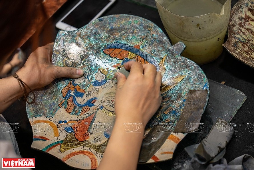 Reviving Hang Trong folk paintings from traditional materials hinh anh 2